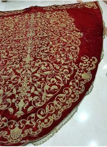 Alfombra de terciopelo rojo grande con bordado de lingotes de oro, tapicería floral Zardozi hecha a mano y personalizada, textil real para iglesias y ceremonias - Product Image 5