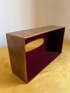 Boîte à mouchoirs en métal au design martelé, finition dorée, idéale pour les tables de cuisine, les comptoirs et les tables d'appoint, provenant d'Inde. - Product Image 5