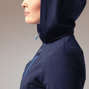 Chaqueta Sanitaria Azul Marino para Mujer con Cremallera y Bolsillos, Diseño para Uso Hospitalario, Tejido de Poliéster de Punto, Detección de Agujas - Product Image 4