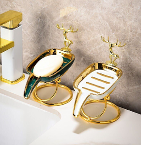 Jaboneras de cerámica de lujo con detalles de ciervo dorado y desagües auto-drenantes, disponibles a precios de mayorista. - Product Image 1