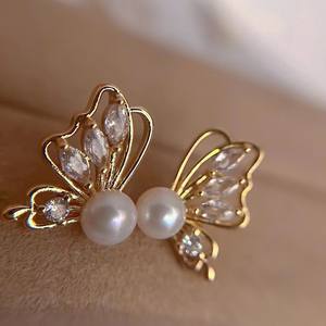 Offre spéciale Boucles d'oreilles papillon plaquées or 14 carats avec perles d'eau douce naturelles Boucles d'oreilles en cristal d'argent pur - Product Image 3