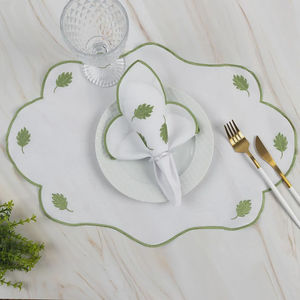 Juego de Manteles Individuales y Servilletas de Lujo Personalizados, Lavables, Bordados, con Diseño Geométrico Tradicional de Hojas Verdes, Borde Festoneado Verde, de Algodón, para el Hogar - Product Image 1
