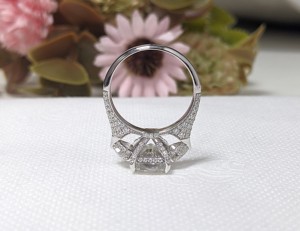 Bague de fiançailles Lurba Jewels en or blanc 14 carats avec diamant de laboratoire taille radiant de 3,70 carats, sertie pavé trois pierres, certifiée IGI, tendance - Product Image 2