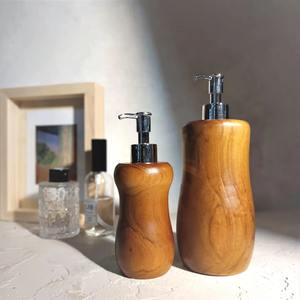 Support en bois haut de gamme pour flacon pompe, idéal pour le savon liquide et les désinfectants – Organisateur de comptoir de réception et de bureau – Fabriqué en Inde - Product Image 3
