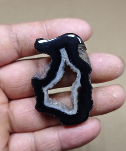 Colgante de Ágata Druzy Natural en Rodaja, Piedra Geoda Irregular Negra y Blanca Pulida para Joyería y Artesanía - Product Image 3