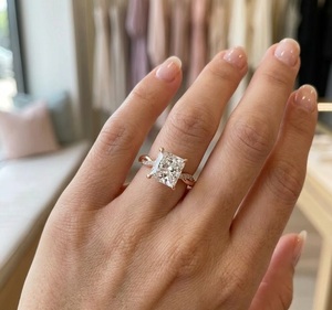 Bague de fiançailles en or jaune 14K avec diamant de laboratoire VS1 couleur E 2,16 carats taille princesse et alliance torsadée - Product Image 4