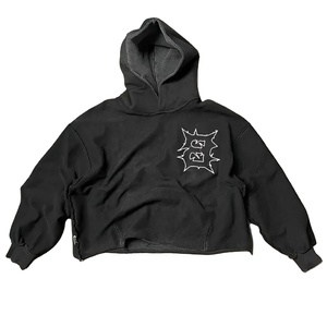 Sudadera con capucha corta de corte cuadrado, diseño minimalista, silueta relajada, tela suave, estilo urbano moderno, confort esencial, estilo diario. - Product Image 1