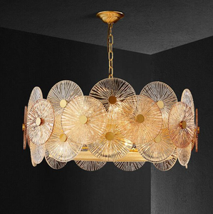 Un magnifique lustre en or à plusieurs niveaux, entièrement entouré de panneaux en forme de losange ornés de perles de cristal complexes, disponible. - Product Image 5