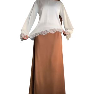 Haut en satin rose et blanc avec une bordure en dentelle asymétrique et des manches longues évasées - Product Image 6