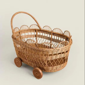 Poussette en rotin tressé pour enfants, chariot à pousser pour poupées, jouet pour enfants, fabriqué dans un atelier vietnamien. - Product Image 1