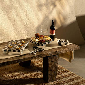Mesa de Centro Moderna en Blanco y Negro con Patrón de Tablero de Ajedrez, Hecha a Mano con Resina Fundida, Escultura de Gloss Crafts - Product Image 2