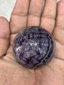 Esfera de cristal de amatista violeta con zonificación púrpura intensa, forma redonda pulida, subtil translucidez y característica mineral distintiva - Product Image 4