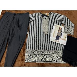 Costume de créateur exclusif pour femmes avec finition haut de gamme et style élégant, achetez directement auprès du fournisseur - Product Image 2