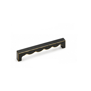 Poignée de meuble rectangulaire contemporaine en laiton pour tiroir de cuisine, avec design durable et écologique - Product Image 1