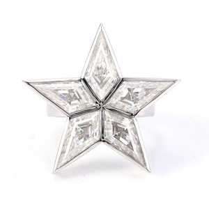 Anillo de compromiso de oro blanco con cinco piedras de circonita cúbica talla cometa y engaste de bisel, anillo de boda de oro macizo de 10K, regalo de cumpleaños - Product Image 3
