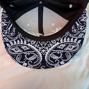 Gorra Snapback Bordada de Los Ángeles, Azul y Blanca con Borde Paisley, 6 Paneles, Unisex, Estilo Urbano, de Sarga de Algodón - Product Image 5