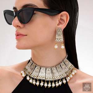 Conjunto de joyería fina Heritage Harmony PRAO Kundan y collar de perlas - Product Image 4