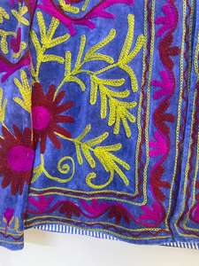 Veste Suzani en velours bleu brodée à la main, style bohème, à fleurs, pour l'hiver, idéale pour les fêtes, les mariages, la mode et comme cadeau de mariage. - Product Image 4