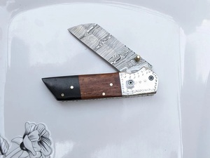 Couteau pliant artisanal en acier Damas de qualité industrielle avec manche en bois et étui en cuir pour le camping en plein air - Product Image 1