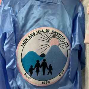 Chaqueta Bomber de Satén Personalizada Jack Jill, Unisex, con Botones de Cuerno, Estilo Universitario, Ligera, Impermeable, Casual, con Bordado - Product Image 4