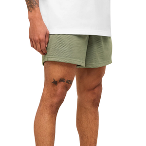 Shorts de sport respirants pour hommes, en maille, 5 pouces, pour la musculation et l'entraînement, vert base - Product Image 3