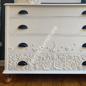 Commode de luxe artisanale en bois massif à 4 tiroirs, avec relief floral orné de roses, finition blanc antique - Product Image 3