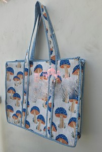 Sac fourre-tout matelassé en coton imprimé artisanal avec motif champignon fantaisie, fermeture éclair pour femme, haute qualité - Product Image 6