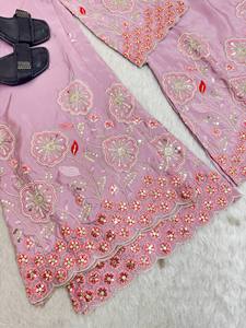 Conjunto de Diseño de Lujo en Seda y Viscosa, Estilo Tradicional, Bordado Floral Intenso con Hilos, Detalles de Lentejuelas, Escote Bordado - Product Image 5