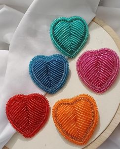Breloques de porte-clés légères en perles de rocaille brodées avec logo personnalisé, en verre, motif dessin animé, pour marques de mode - Product Image 1