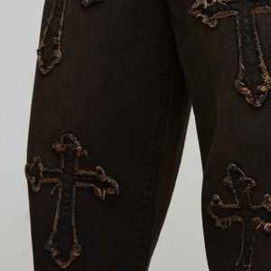 Mejora tu estilo casual con una estética elegante de costuras a mano y un acabado fino en tu nueva pantalona vaquera bordada. - Product Image 4
