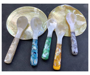 Cuillère en coquillage de qualité export avec manche en porcelaine, fabriquée au Vietnam - Cuillère artisanale en coquillage pour service à caviar - Product Image 5