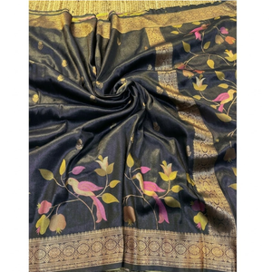 ชุดส่าหรีผ้าไหมสีดำสำหรับงานเลี้ยงสุดหรู พร้อมลายปักดิ้นทองหนักและลวดลายดอกไม้ - Product Image 1