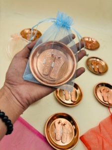 Hermoso Set de Charan Paduka de Lakshmi, Plato de Cobre de 3 Pulgadas, Regalo de Diwali, Regalo de Boda, Artículo para Pooja, Recuerdo de Inauguración de Casa - Product Image 2