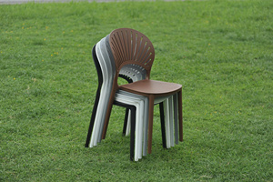 Chaise en plastique moulé orange moderne, écologique et imperméable avec dossier ventilé pour fêtes de jardin sur surface moelleuse - Product Image 4