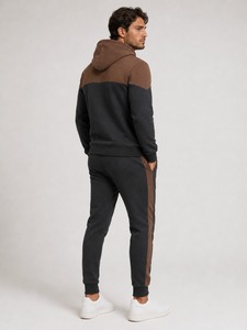 Chándal moderno para hombre diseñado con materiales de primera calidad que ofrece una sensación ligera y un rendimiento confiable para el día a día. - Product Image 4