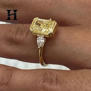 Anillo Radiante Amarillo de Moda con Engaste de Bisel de 3 Piedras y Piedras Laterales en Forma de Lágrima, Joyería de Oro Amarillo de 10K y 14K - Product Image 4