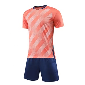 Uniforme de fútbol para hombre de color sólido con logotipo personalizado por sublimación con número de equipo, conjunto de camiseta y pantalón de fútbol para hombre - Product Image 4