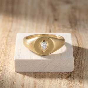 Bague de fiançailles en diamant de laboratoire taille poire, bande brossée, couleur E VVS, or massif 10K 14K 18K, certifiée IGI, bague de mariée de luxe - Product Image 1