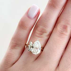 Bague Solitaire en Or Massif 14K avec Diamant de Laboratoire 4 carats Taille Poire, Motif Feuille de Lotus, pour Fiançailles, Anniversaire, Mariage, avec Bande de 2,1 mm - Product Image 2