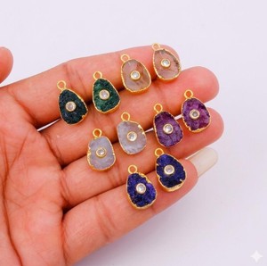 Dijes de Piedras Preciosas Crudas Electrochapadas de 10x14mm, Chapados en Oro, para Fabricación de Joyería DIY - Dijes Hechos a Mano al por Mayor - Product Image 1