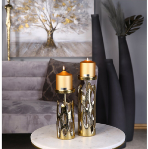 Elegante soporte para figuritas de caballo en oro con un cilindro de vidrio transparente para velas de té. Disponible a precios de mayorista. - Product Image 5