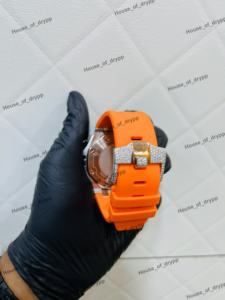 Montre-bracelet de style hip-hop avec cadran rond en acier inoxydable sertie de diamants moissanite et bracelet en caoutchouc - Product Image 5