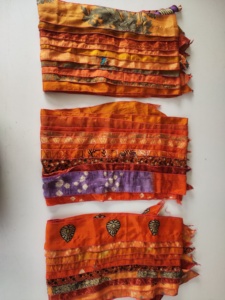 Écharpe en soie orange à imprimé géométrique ethnique, forme carrée, multifonctionnelle, tendance pour femmes, toutes saisons - Product Image 1