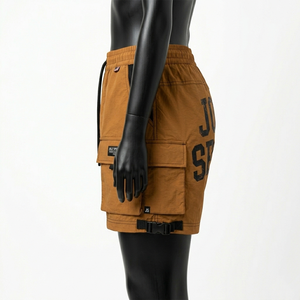 Shorts cortavientos para mujer, de nailon GSM transpirable, color marrón con paneles laterales negros, estilo cargo, con logo estampado. - Product Image 3