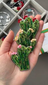 Broche Bordado a Mano con Cuentas, Pin Decorativo de Moda con Elegantes Detalles de Cuentas de Cristal, Bordado Artesanal Único - Product Image 4