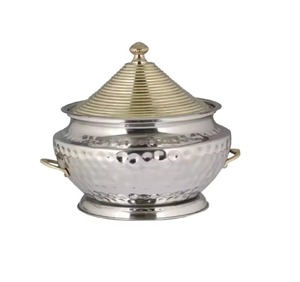 Casserole ronde en acier inoxydable avec couvercle, design vintage, finition polie, durable, lavage à la main uniquement, diamètre 24 cm - Product Image 1