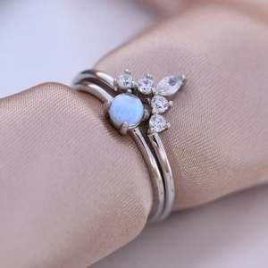 Bague en pierre de lune et bague-tiara en argent sterling, bague Aurora minimaliste - Product Image 1