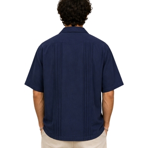 Camisa Casual de Verano para Hombre, Color Azul Marino, Cuello Campana, Pliegues Verticales, Manga Corta, con Botones, Logotipo Personalizado, Fabricante OEM - Product Image 2