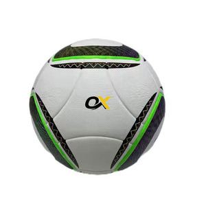 Ballon de football de taille 5 de haute qualité Oxva Industries, en cuir PU, logo personnalisé, léger, écologique, haute rétention d'air - Product Image 2