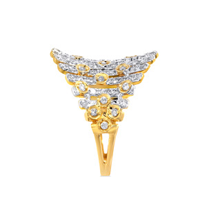 Bague de luxe en or jaune plaqué avec des rayures de diamants étincelants, large et imposante, sertie de micro-pavés de diamants de laboratoire sur plusieurs rangées - Product Image 4